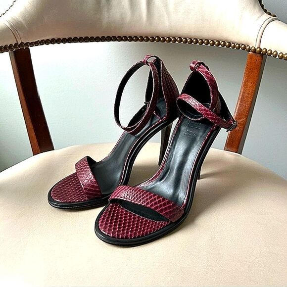 Tibi   - Picture 4 of 9